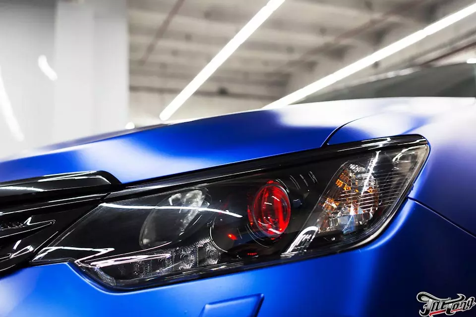 Toyota Camry. Окрас масок фар + красная подсветка линз (выставочный режим).
